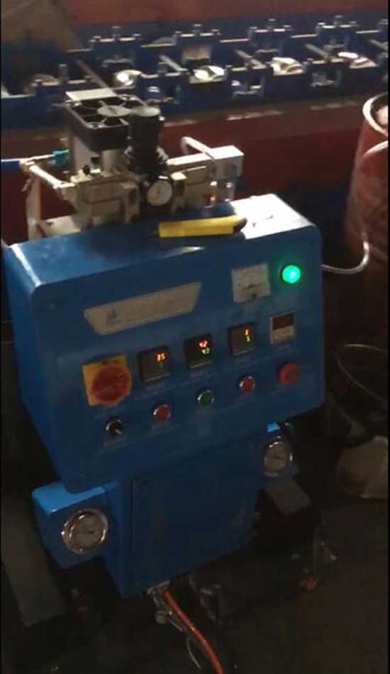 廠房卷簾門保溫澆注填充聚氨酯發(fā)泡機(jī)(圖2) Q2600D型廠房卷簾門保溫澆注填充聚氨酯發(fā)泡機(jī)